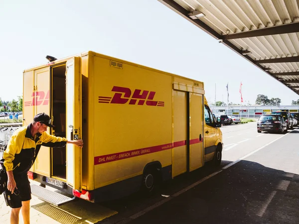 DHL dostawy van niemiecki lotnisku Baden-Baden — Zdjęcie stockowe