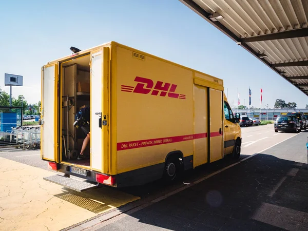 DHL doručení van na německé letiště Baden-Badenu — Stock fotografie