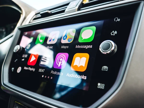 Автомобиль с дисплеем Apple CarPlay — стоковое фото