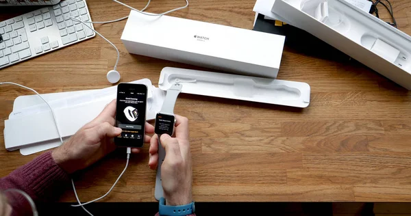 POV unboxing i pierwsze uruchomienie Apple Watch Series 3 — Zdjęcie stockowe