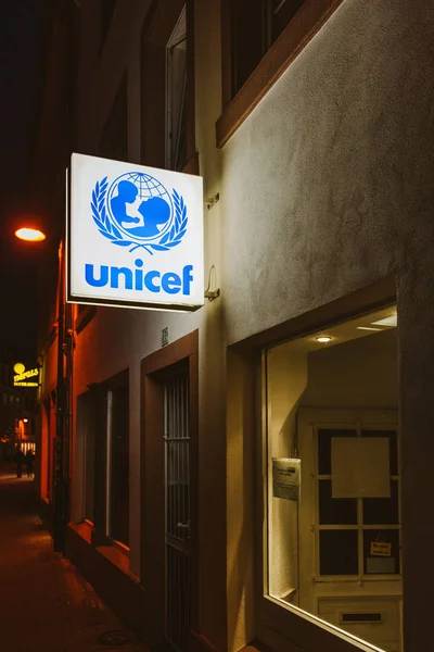 UNICEF iluminou insígnias em uma rua alemã à noite — Fotografia de Stock