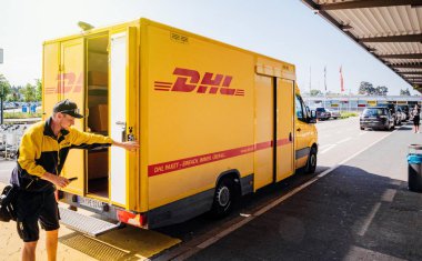 DHL teslim van Baden-Baden Alman Havaalanı'nda