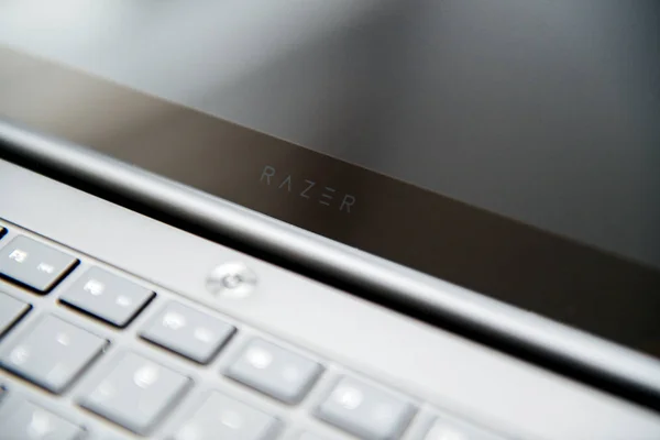 На сучасний ноутбук Razer кнопка включення живлення — стокове фото