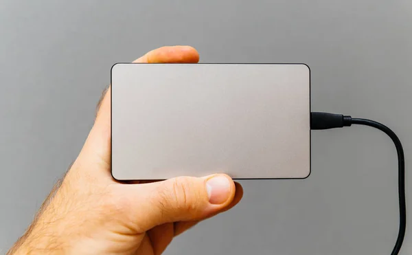 Power bank pro smartphone do mužské ruky — Stock fotografie