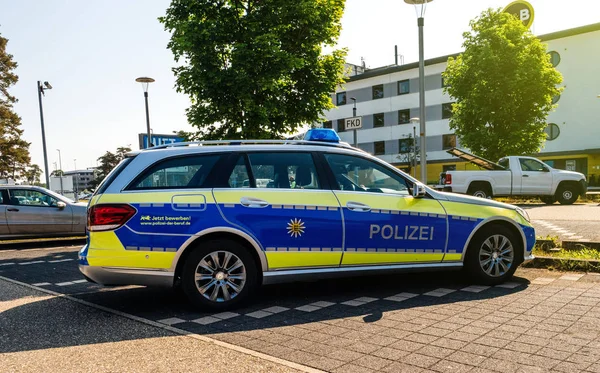 Policía alemana de Polizei Mercedes-Benz coche aparcado en el aeropuerto — Foto de Stock