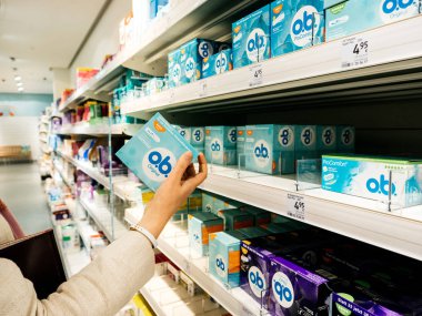 Frankfurt, Almanya - 6 Ekim 2017: raflardan bir paketi Ob tampon Dm süpermarket mağazadan alarak kadın el