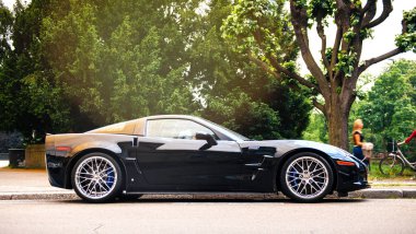 Strasbourg, Fransa - 16 Mayıs 2015: Chevrolet Corvette Zr1 C6 Blue Devil lüks spor otomobil takma yan görünüm Corvette C6 dayanmaktadır.