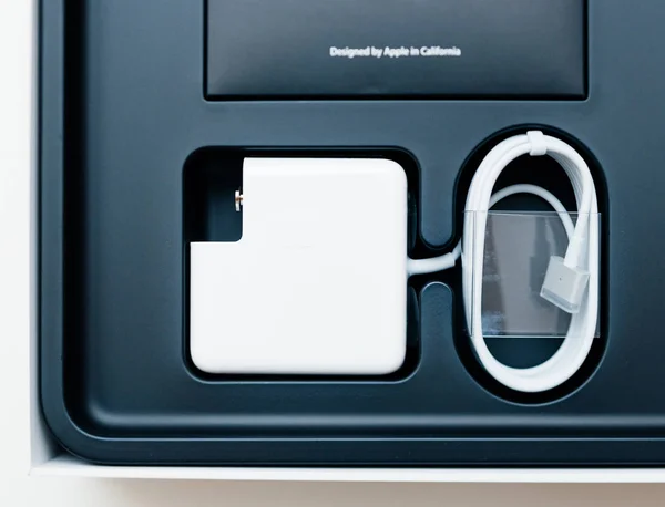 Adaptador de corriente unboxing ordenador portátil Apple MacBook Pro — Foto de Stock
