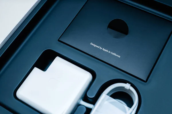 Apple Macbook Pro розпакування комп'ютер ноутбук — стокове фото