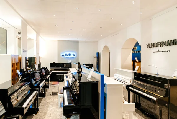 Muziekinstrument opslaan met luxe piano en vleugel door re — Stockfoto