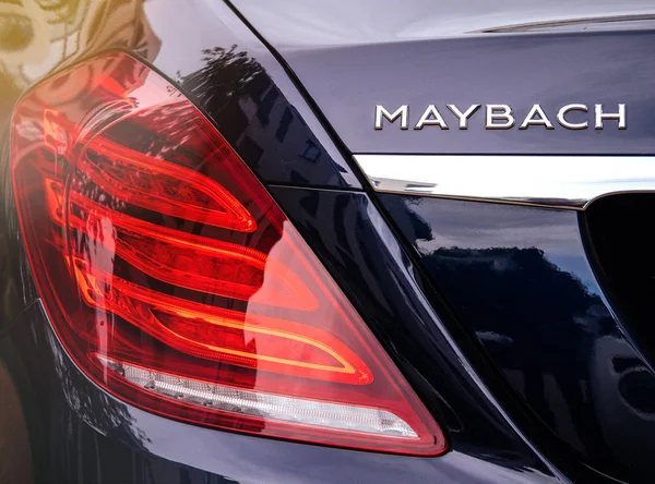 Οπίσθια όψη Maybach πολυτελές αυτοκίνητο στην οδό — Φωτογραφία Αρχείου