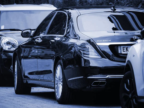 Paris street view with rear view of new Maybach Mercedes — Stock Photo, Image