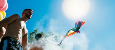 Gökkuşağı bayrağı ile kamyon üzerinde LGBT insanlar dans eşcinsel gurur erkekler