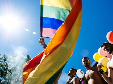 Gökkuşağı bayrağı ile kamyon üzerinde LGBT insanlar dans eşcinsel gurur erkekler