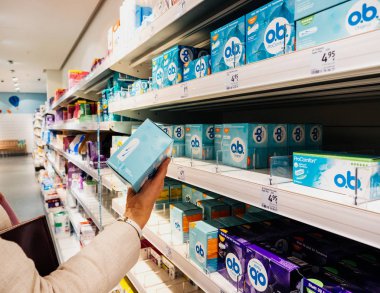 Ob tampon bir paket alarak kadın el raflar