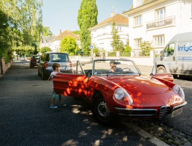 Alfa romeo spider Fransızca sokağa park etti. 