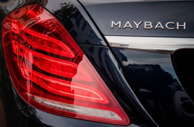 Lüks Maybach otomobil arkadan görünüş Caddesi üzerinde