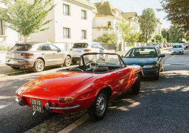 Strasbourg, Fransa - 6 Haziran 2017: Fransızca sokakta park edilmiş güzel vintage Alfa Romeo Spider kırmızı vintage Cabrio 