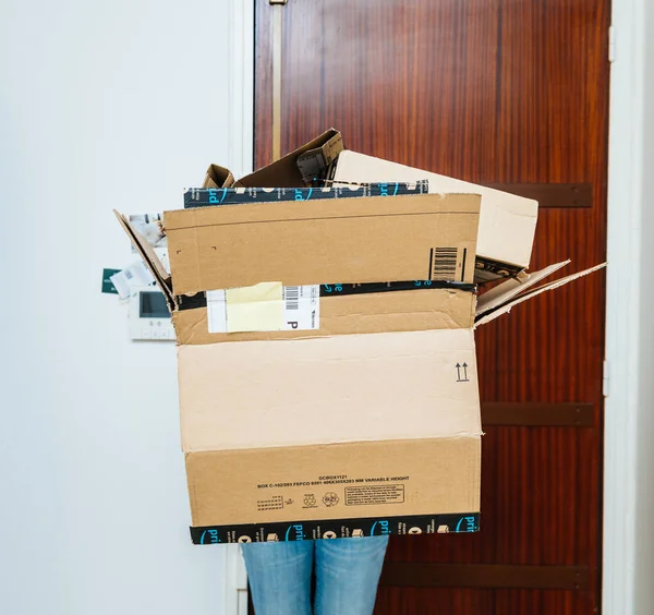 Mulher segurando pilha de pacotes Amazon Prime — Fotografia de Stock