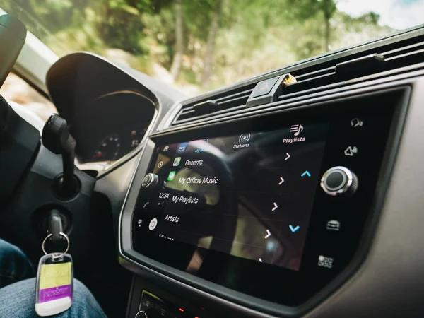 Mujer pulsando el botón en el Apple CarPlay — Foto de Stock