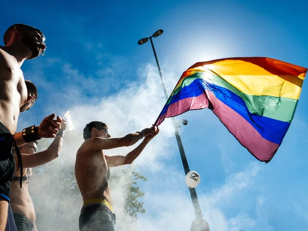 Gay pride mannen Lgbt-mensen dansen op vrachtwagen met Regenboogvlag — Stockfoto