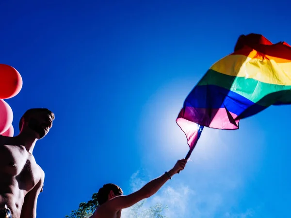 Gay orgoglio gli uomini danza LGBT persone su camion con arcobaleno bandiera — Foto Stock