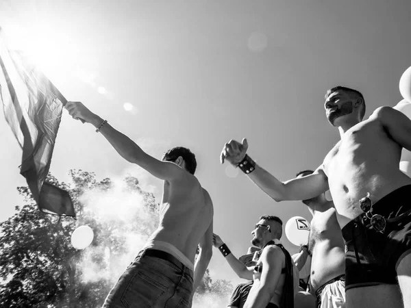 Gay fierté les hommes danse LGBT personnes sur camion avec arc-en-ciel drapeau — Photo