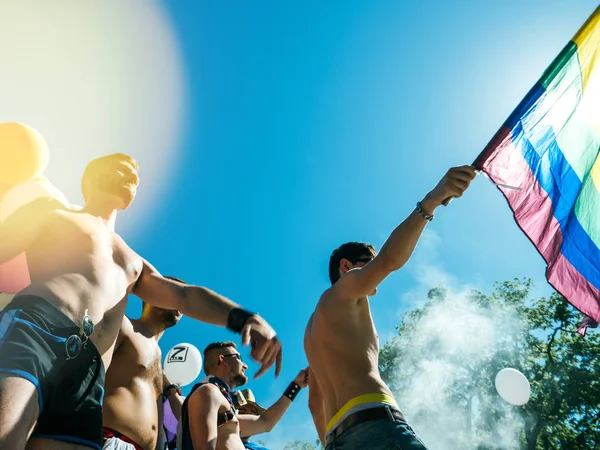 Gay orgullo hombres bailando LGBT personas en camión con arco iris bandera — Foto de Stock