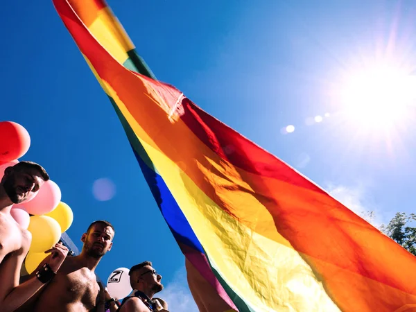 Gay pride mannen Lgbt-mensen dansen op vrachtwagen met Regenboogvlag — Stockfoto