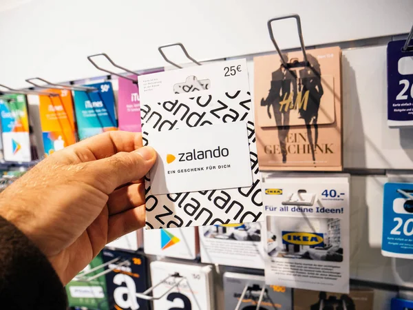 Att köpa Zalando presentkort — Stockfoto