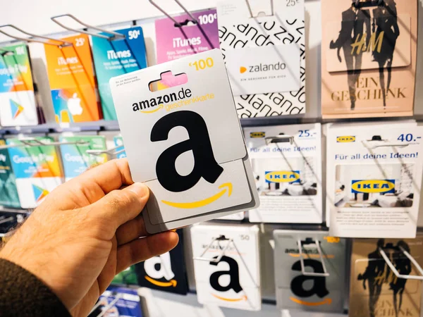 Člověk ruku pohledu zákazníka nákupu předplacené karty Amazon auto — Stock fotografie