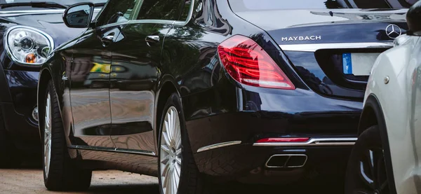Luxusní Maybach auto zaparkované na ulici — Stock fotografie