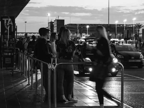 Turistas y visitantes de Barcelona esperando el taxi — Foto de Stock