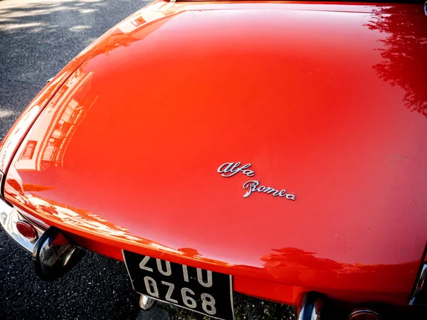 Красивый винтажный Alfa Romeo Spider красный — стоковое фото