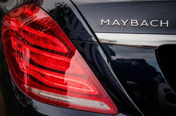Вид сзади на роскошный автомобиль Maybach на улице — стоковое фото