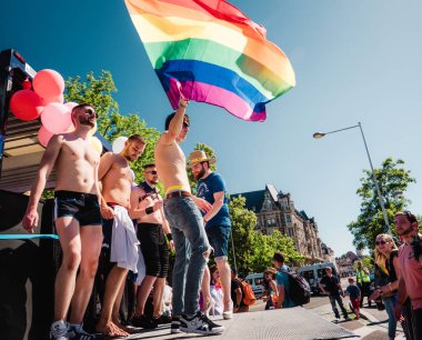 Lezbiyen eşcinsel Biseksüel Lgbt görünürlük Mart gurur bayrak sallayarak