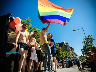 Lezbiyen eşcinsel Biseksüel Lgbt görünürlük Mart gurur bayrak sallayarak