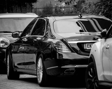 Paris sokak görünümü yeni Maybach Mercedes Siyah arka manzaralı bir