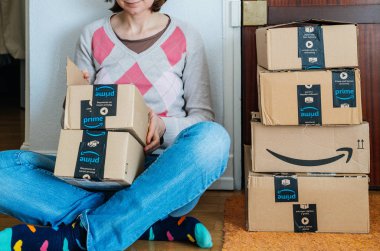Gülümseyen kadın unboxing amazon karton kutular 