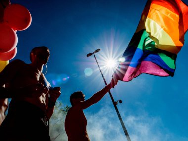 Gökkuşağı bayrağı ile kamyon üzerinde LGBT insanlar dans eşcinsel gurur erkekler