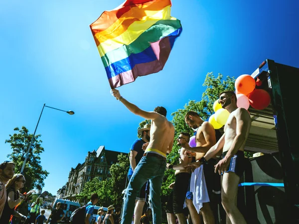 Lesbianas Gay Bisexual LGBT visibilidad marcha orgullo ondeando bandera — Foto de Stock