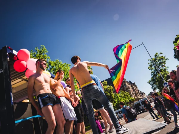 Lesbisch schwul bisexuell lgbt sichtbarkeit marsch stolz fahne schwenken — Stockfoto