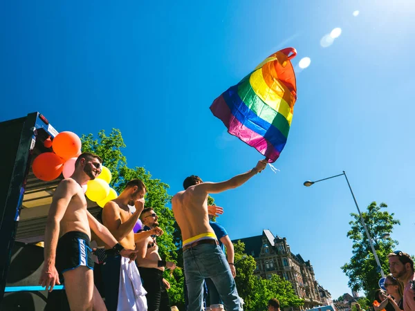 Lesbianas Gay Bisexual LGBT visibilidad marcha orgullo ondeando bandera — Foto de Stock