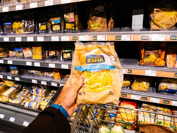 Rana Tagliatelle compras no supermercado — Fotografia de Stock