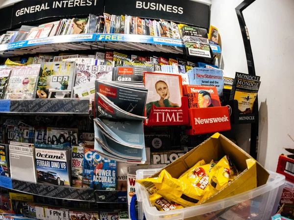 Мужчина покупает новую газету в лондонском киоске прессы — стоковое фото