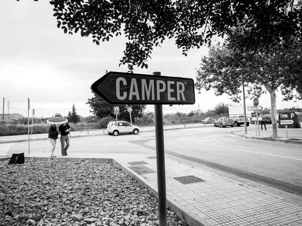 Camper sede della fabbrica di scarpe in segno di freccia Inca — Foto Stock