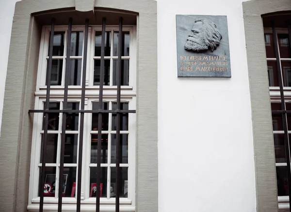 Placa comemorativa na fachada da casa de Karl Marx — Fotografia de Stock