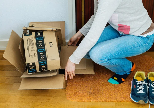 Amazon entrega de papelão porta de reciclagem de resíduos — Fotografia de Stock