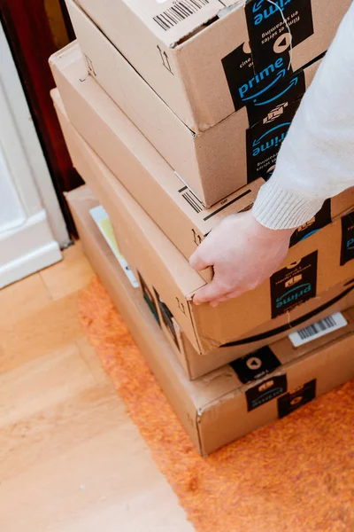 Yığın amazon karton kutu