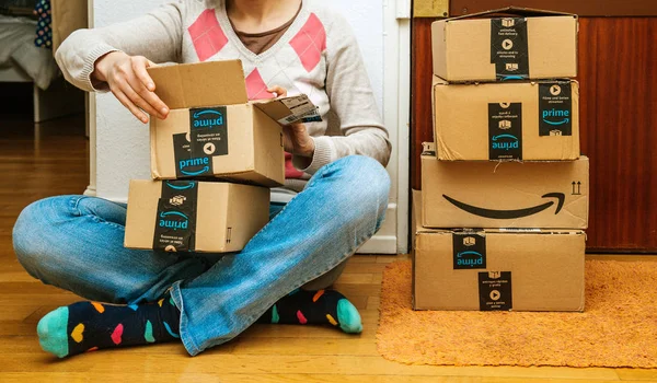 Unboxing Amazon karton gülümseyen kadın
